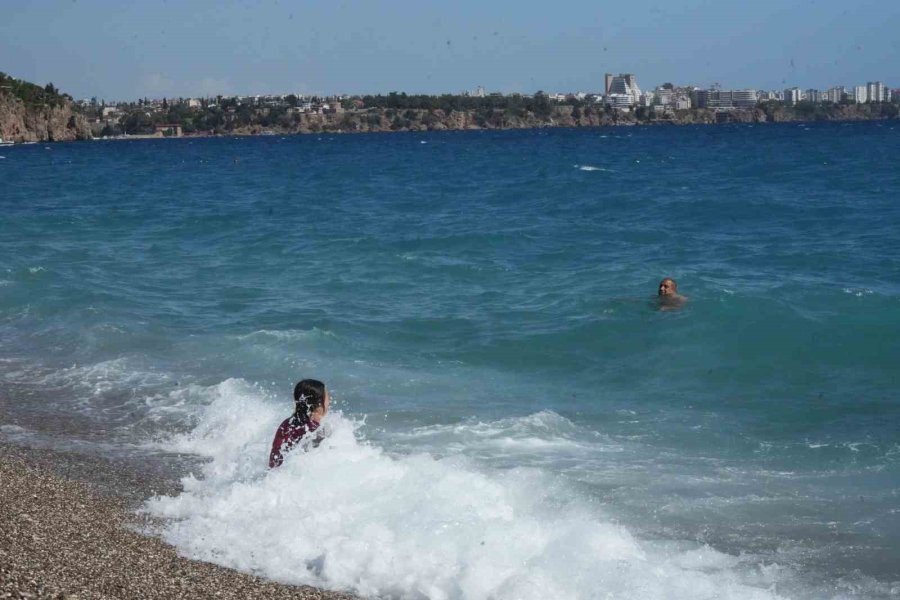 Antalya’da Tatilciler Dalgalarla Keyifli Dakikalar Yaşadı