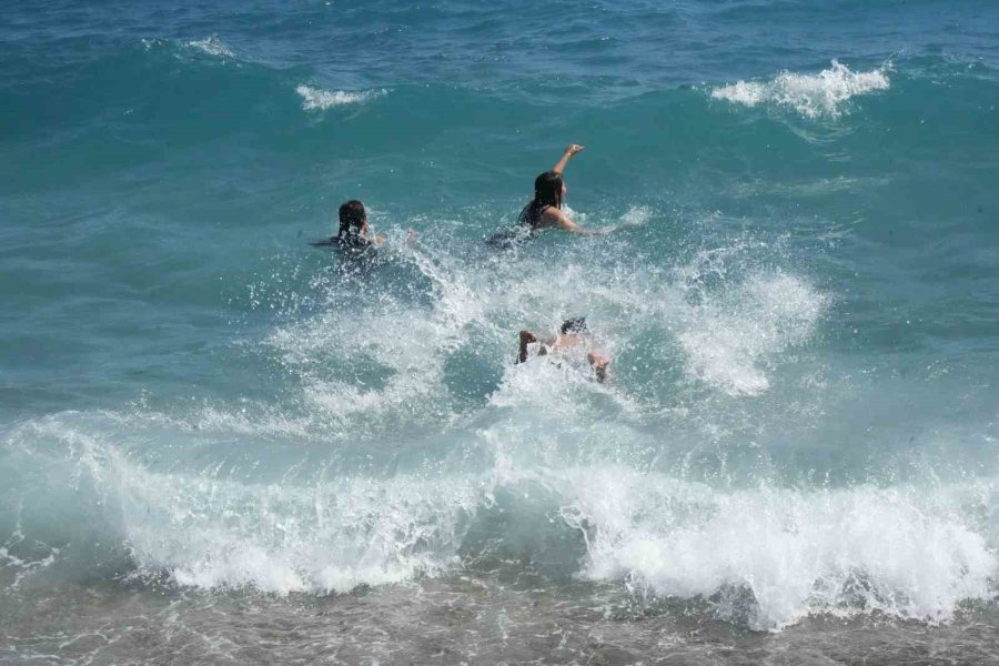 Antalya’da Tatilciler Dalgalarla Keyifli Dakikalar Yaşadı