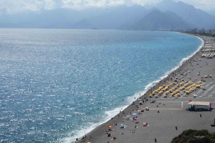 Antalya’da Tatilciler Dalgalarla Keyifli Dakikalar Yaşadı