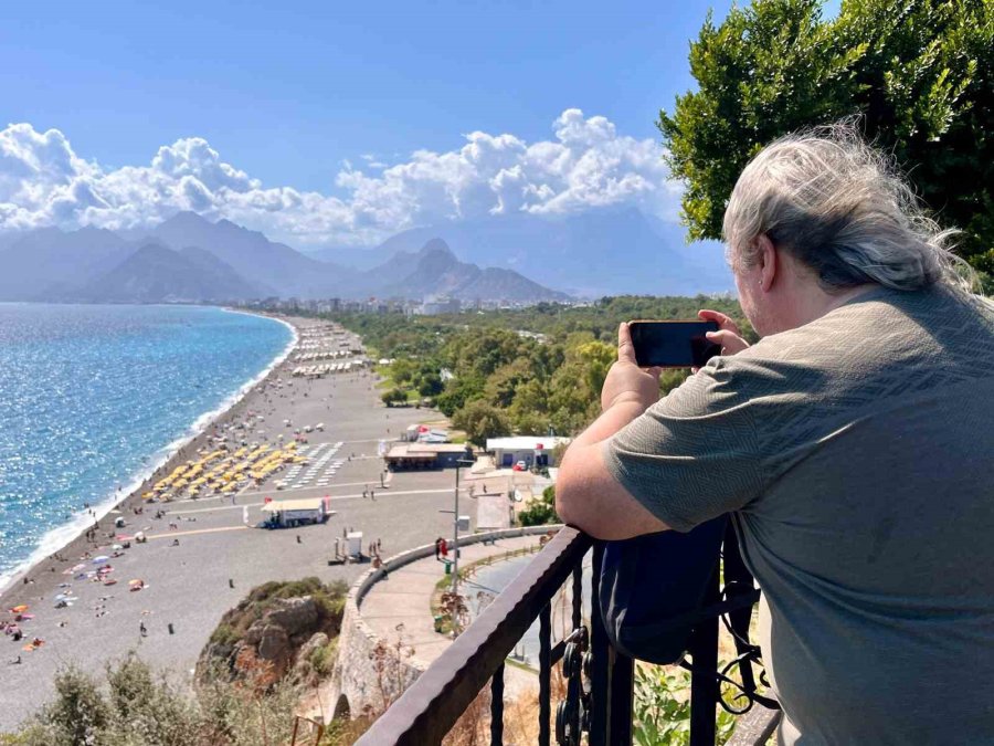 Antalya’da Tatilciler Dalgalarla Keyifli Dakikalar Yaşadı