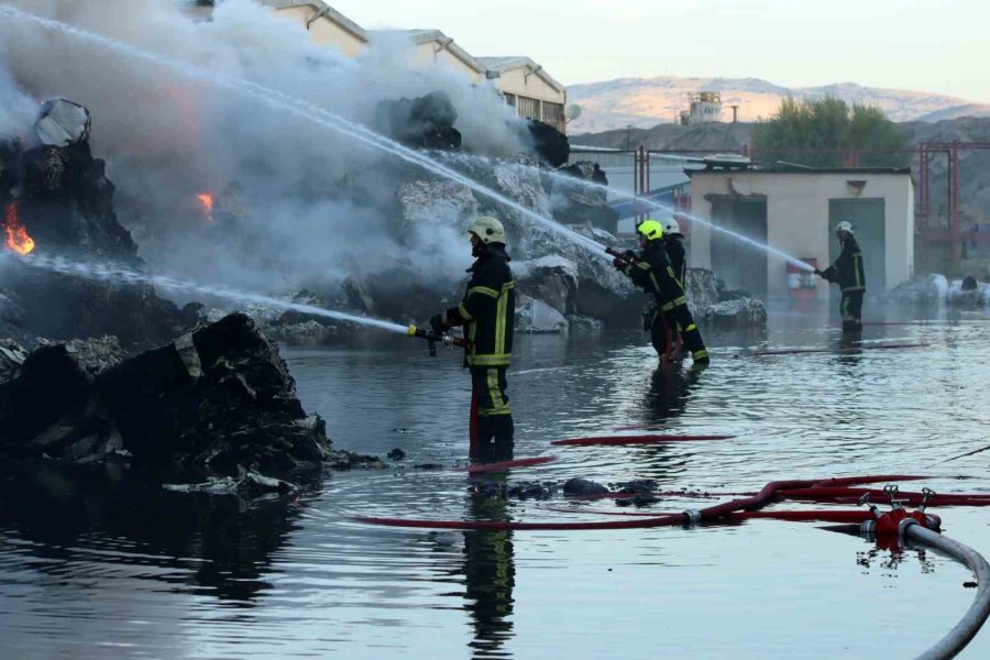 Kayseri’deki Fabrika Yangınına 93 İtfaiye Eri Müdahale Ediyor