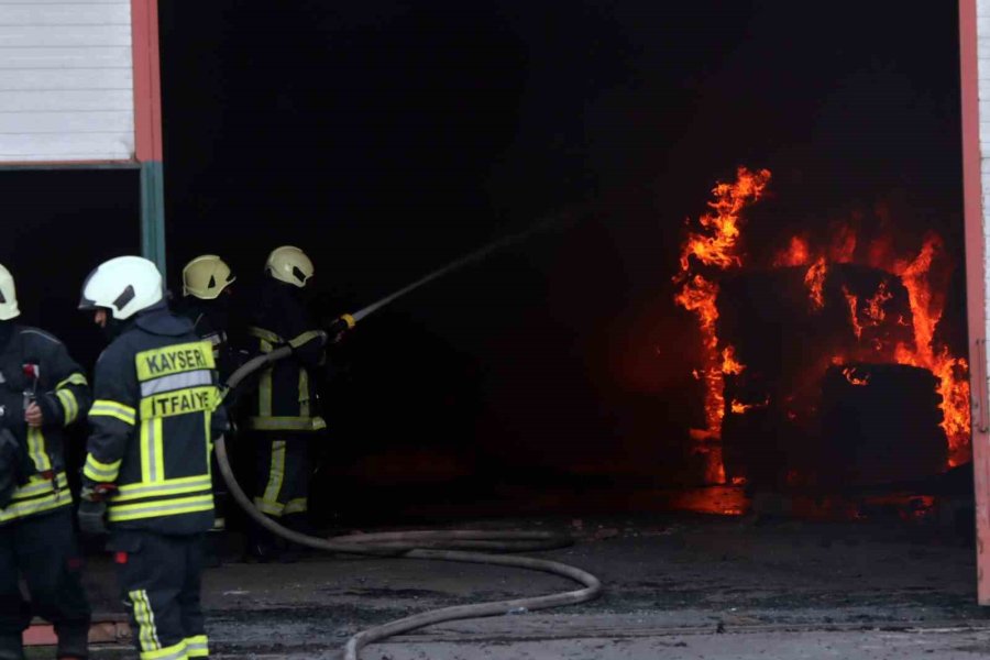 Kayseri’deki Fabrika Yangınına 93 İtfaiye Eri Müdahale Ediyor