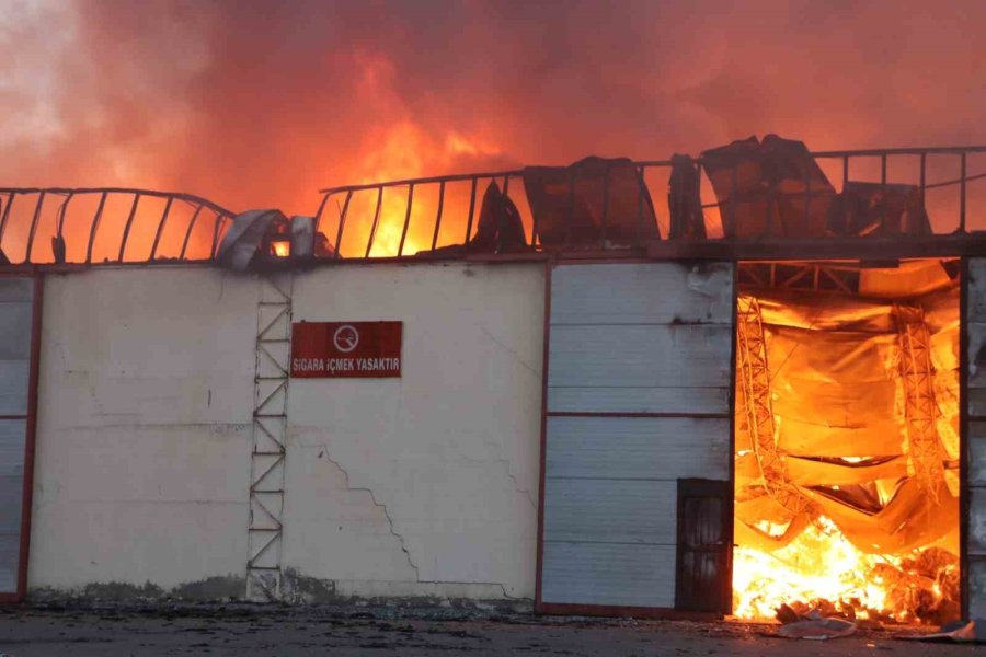 Kayseri’de Keçe Fabrikasında Büyük Yangın