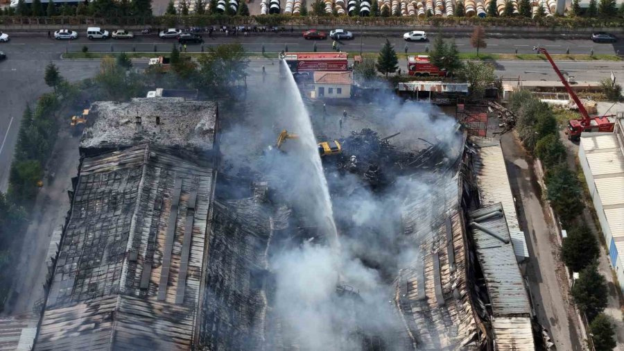 Kayseri’deki Fabrika Yangınında Soğutma Çalışması Sürüyor