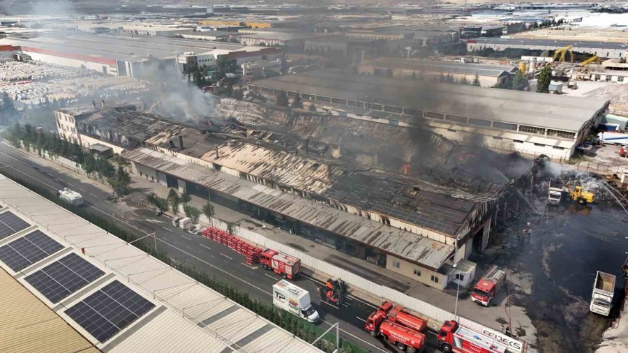 Kayseri’deki Fabrika Yangınında Soğutma Çalışması Sürüyor