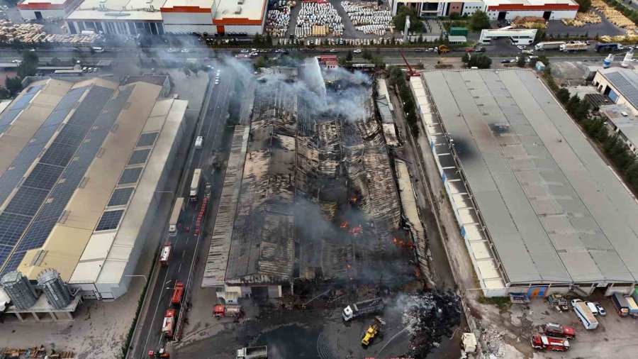 Kayseri’deki Fabrika Yangınında Soğutma Çalışması Sürüyor