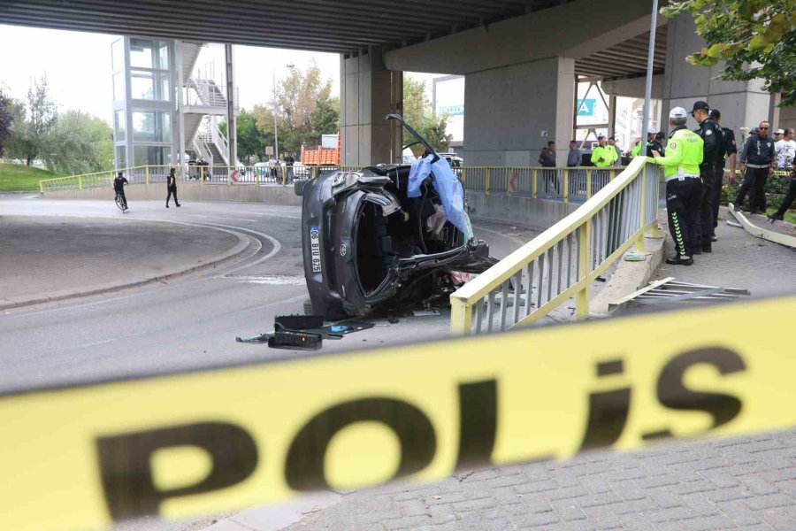 Kadın Sürücünün Hayatını Kaybettiği Kazada Otomobil Üst Geçitten Aşağıya Böyle Düştü