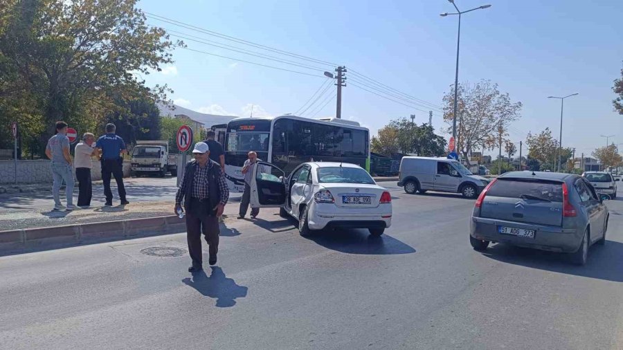 Niğde’de Halk Otobüsü İle Otomobil Çarpıştı