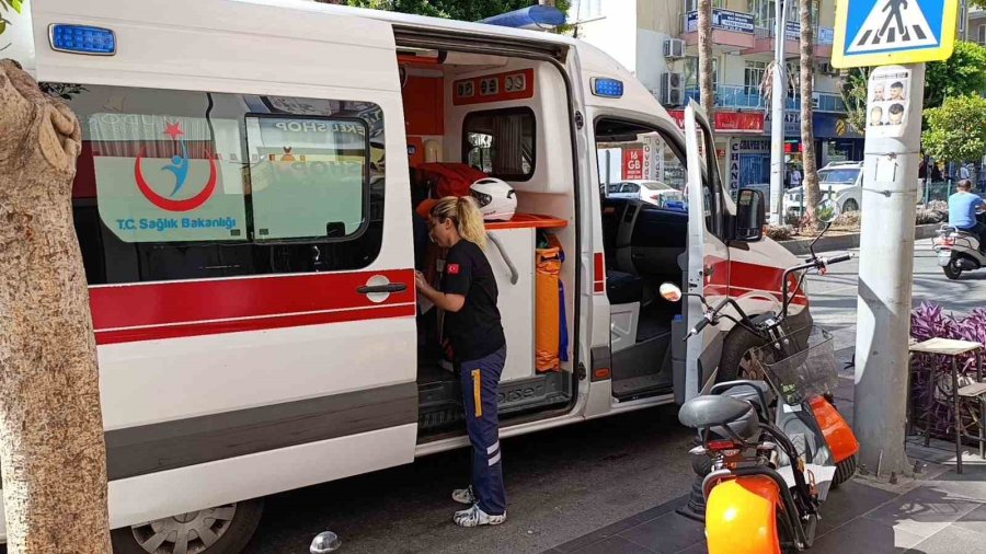 Antalya’da Ani Fren Yapan Motosiklet Devrildi, Sürücü Yaralandı