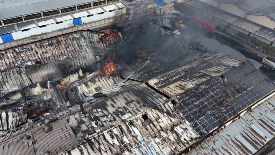 Yatak Keçesi Üreten Fabrikadaki Yangın 17 Saatte Tamamen Söndürüldü