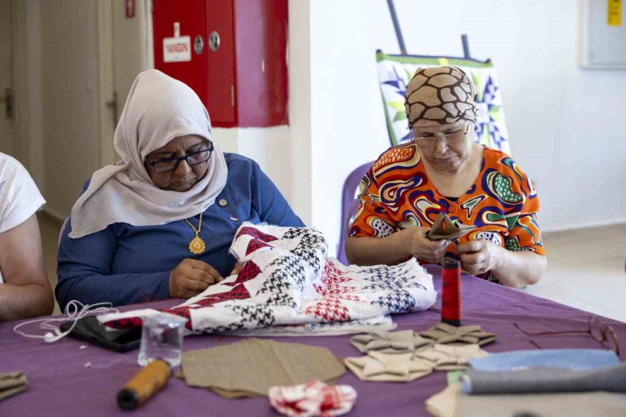 Kadınlar El Emeği Göz Nuru Ürünlerini Sergiledi