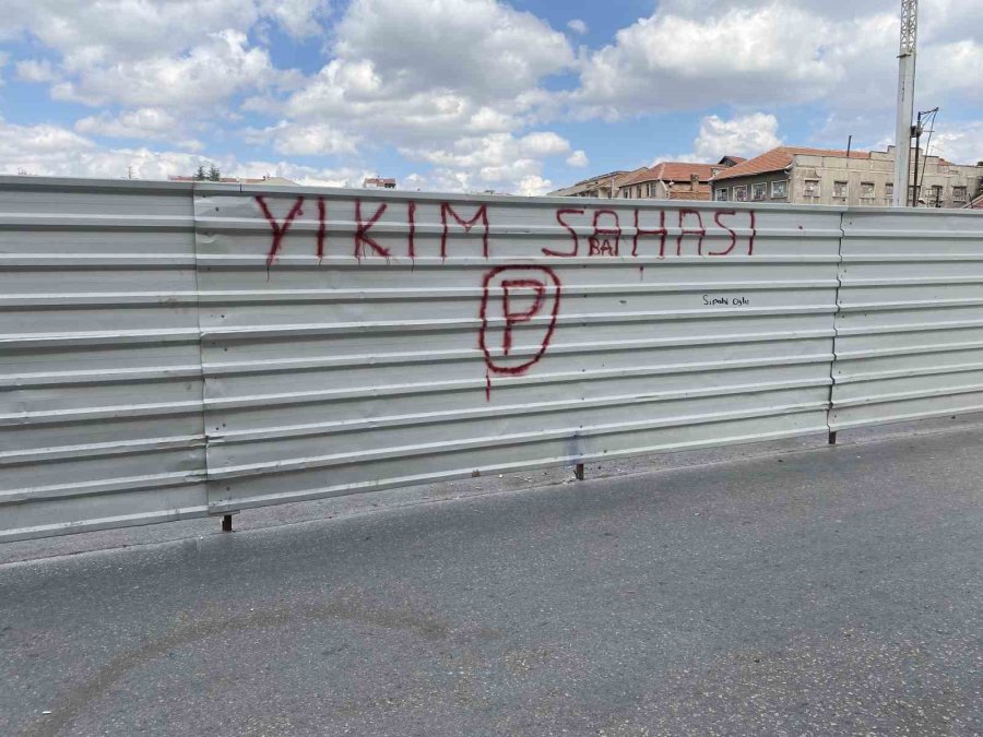 Çöktüğü İçin Trafiğe Kapatılan Yol Üzerindeki Esnaf Mağdur Oldu