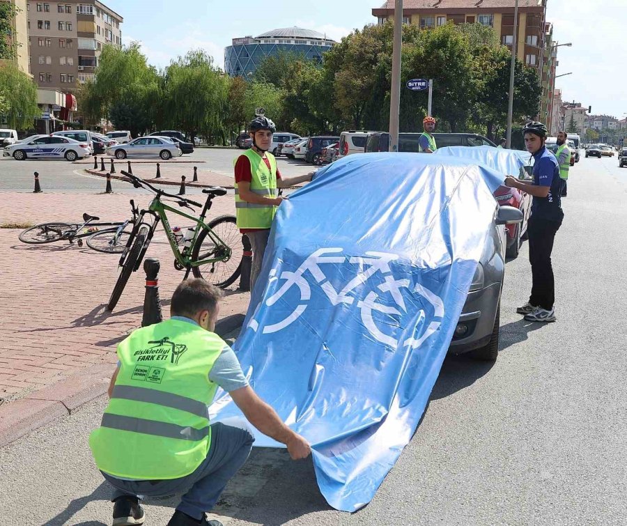 Konyalı Bisikletseverler Bisiklet Yolunu İşgal Eden Araçların Üzerini Mavi Brandayla Kapladı