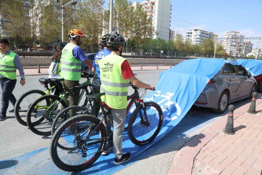 Konyalı Bisikletseverler Bisiklet Yolunu İşgal Eden Araçların Üzerini Mavi Brandayla Kapladı