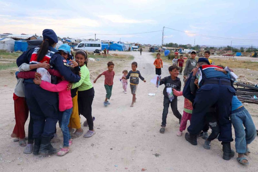 Jandarma; Tarım İşçileri, Yaşlı Ve Engelli Vatandaşları Ziyaret Etti