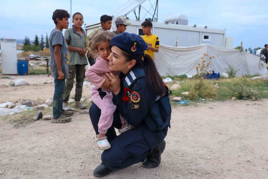 Jandarma; Tarım İşçileri, Yaşlı Ve Engelli Vatandaşları Ziyaret Etti