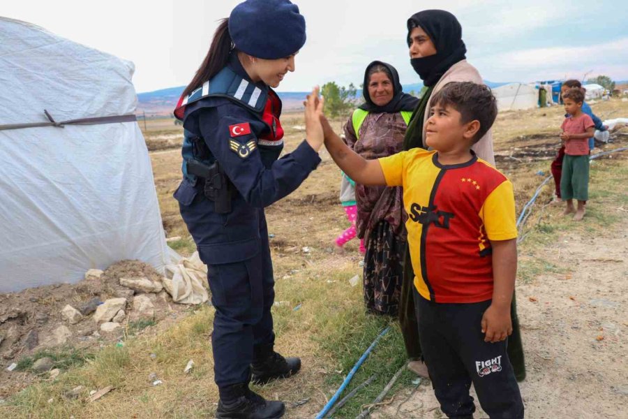 Jandarma; Tarım İşçileri, Yaşlı Ve Engelli Vatandaşları Ziyaret Etti