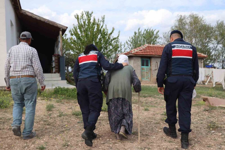 Jandarma; Tarım İşçileri, Yaşlı Ve Engelli Vatandaşları Ziyaret Etti