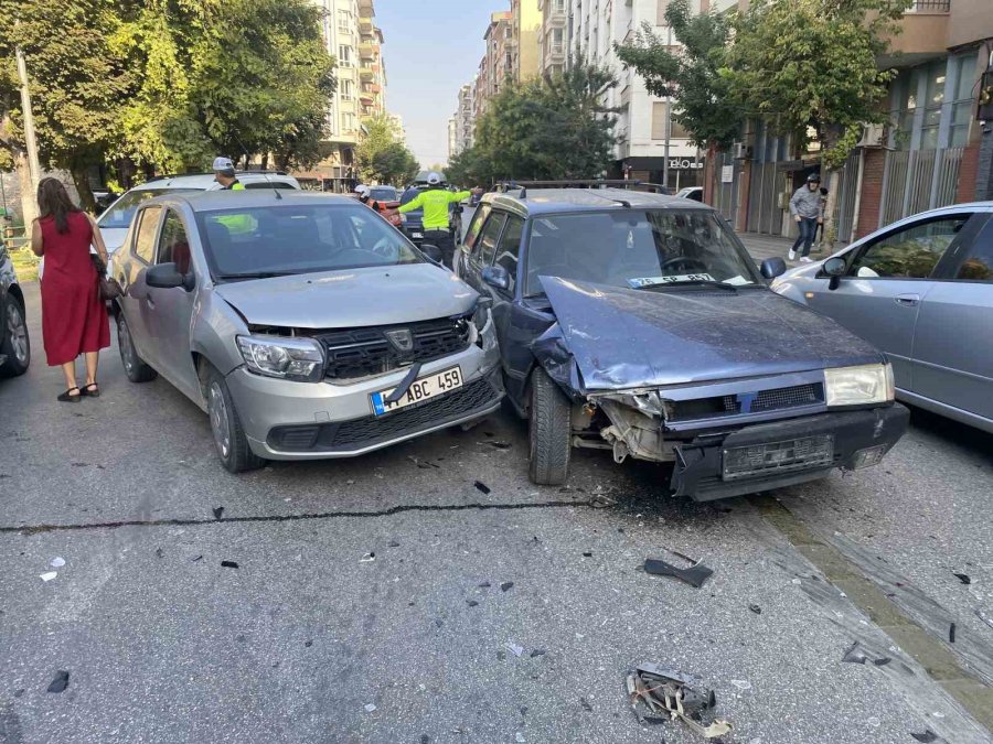 Caddenin Sokakla Kesişiminde 2 Otomobil Çarpıştı: 1 Yaralı