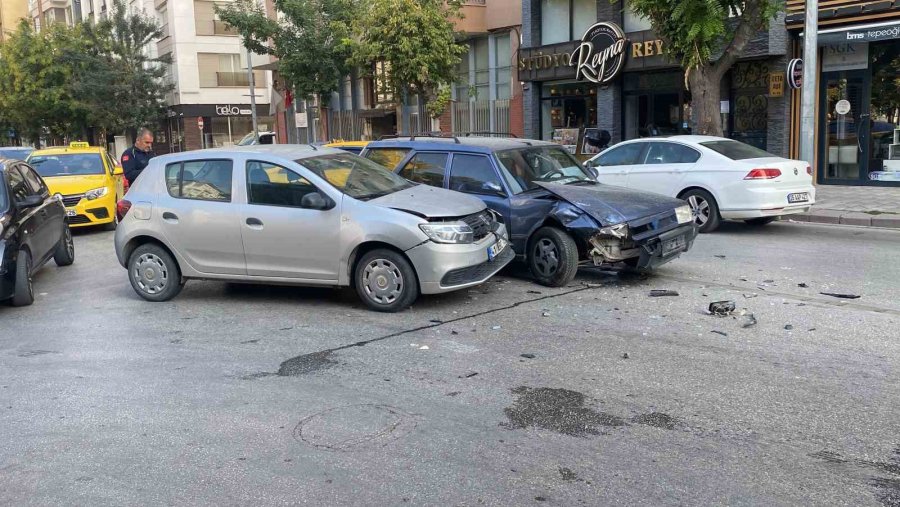 Caddenin Sokakla Kesişiminde 2 Otomobil Çarpıştı: 1 Yaralı