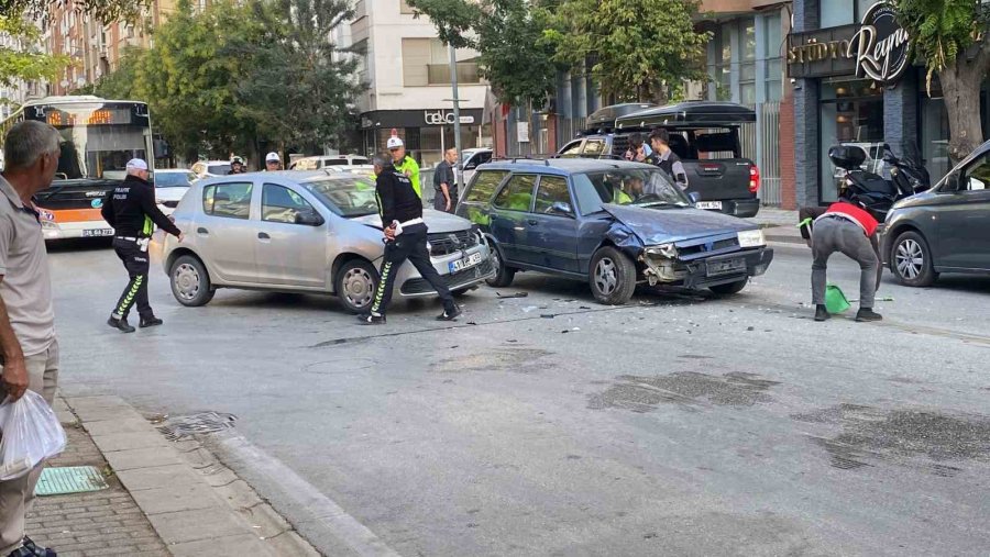 Caddenin Sokakla Kesişiminde 2 Otomobil Çarpıştı: 1 Yaralı