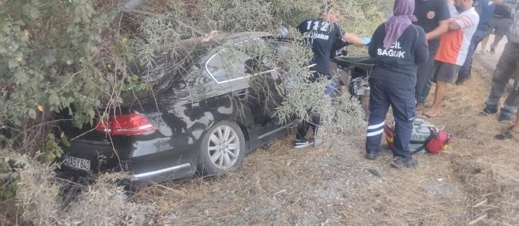 Konya’da Otomobil Yol Kenarındaki Ağaçlara Çarptı: 1 Ölü, 1 Yaralı