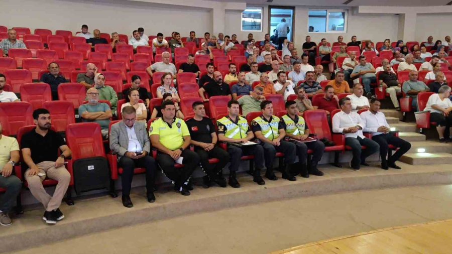 Okul Servis Şoförlerine Trafik Güvenliği Eğitimi Verildi