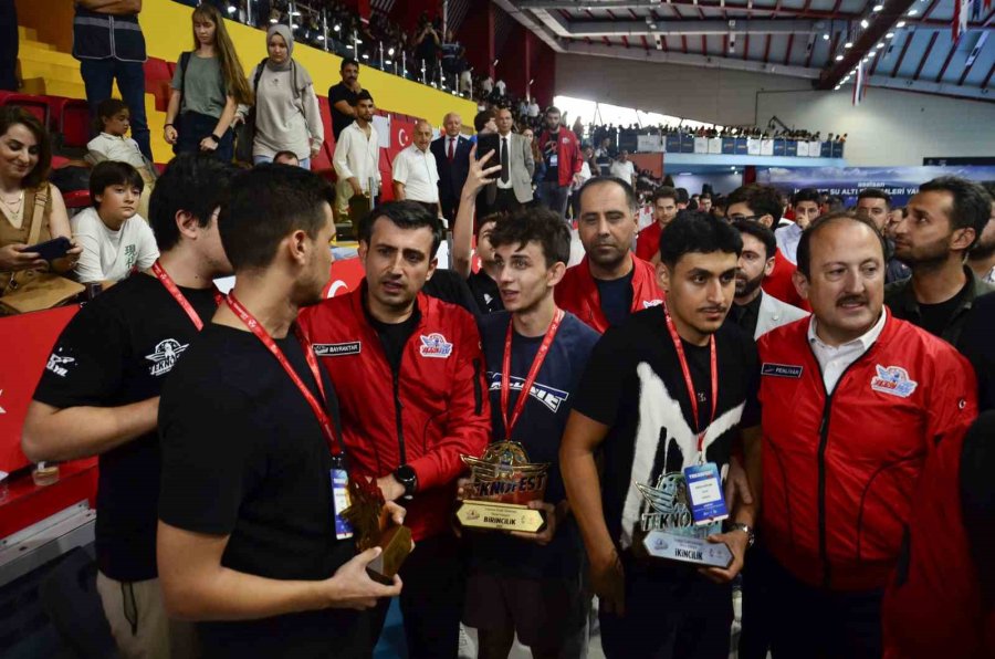 Gençlerden Selçuk Bayraktar’a Yoğun İlgi