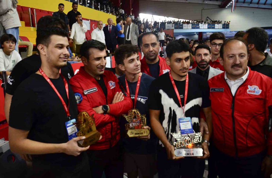 Gençlerden Selçuk Bayraktar’a Yoğun İlgi