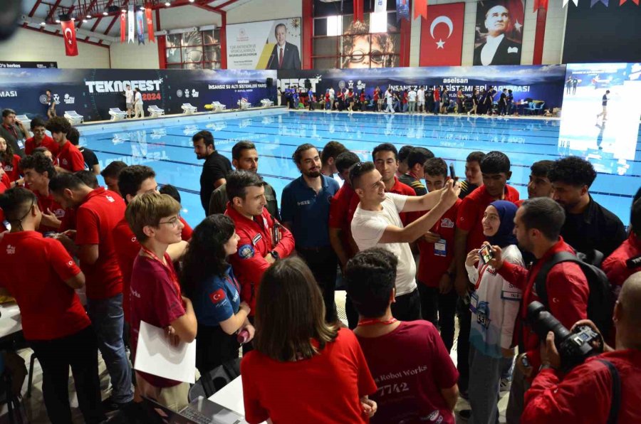 Gençlerden Selçuk Bayraktar’a Yoğun İlgi