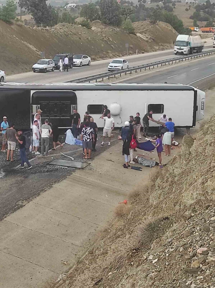 Antalya’da Yolcu Otobüsü Devrildi: 10 Yaralı