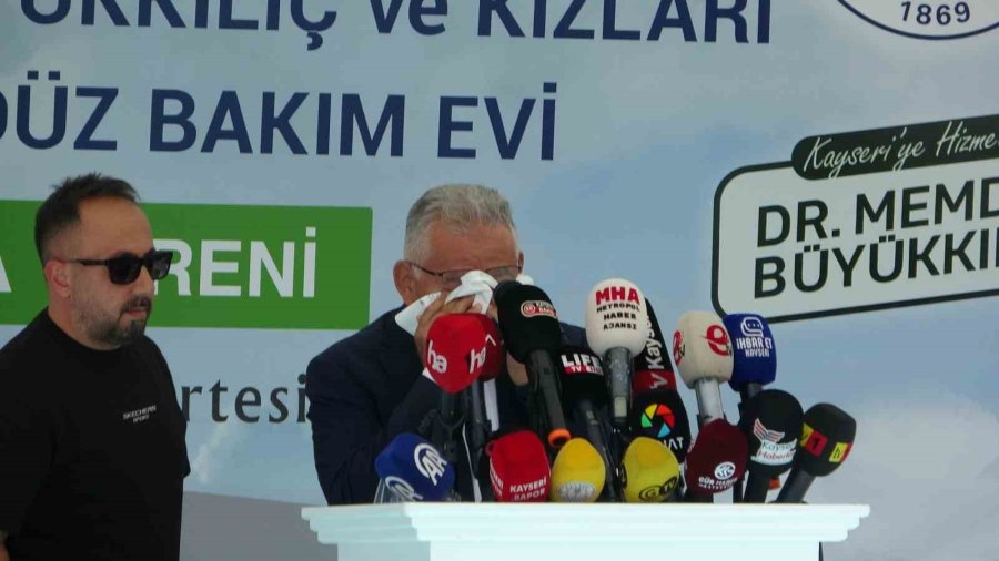 Başkan Büyükkılıç’ın Duygusal Anları: Ağabeyinin Yaptıracağı Merkezin Temel Atma Töreninde Gözyaşlarını Tutamadı