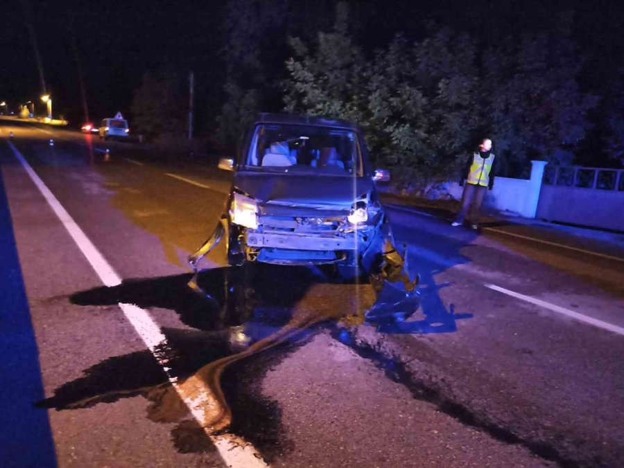 Hafif Ticari Araç Bariyerlere Çarptı: 1 Yaralı