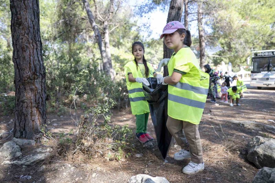 Çocuklar, Gönüllülerle Beraber Ormanlık Alanda Çöp Topladı