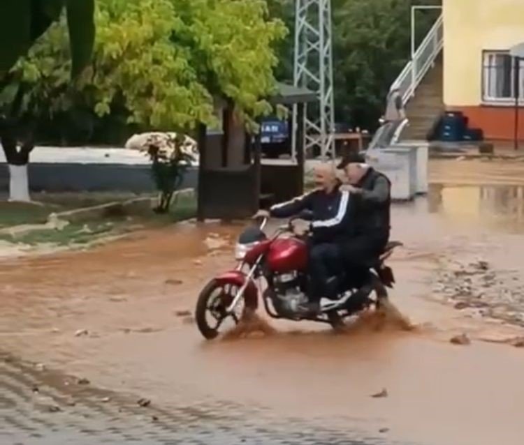 Mersin’de Sağanak Etkili Oldu, Yıldırımın İsabet Ettiği Ağaç Yandı