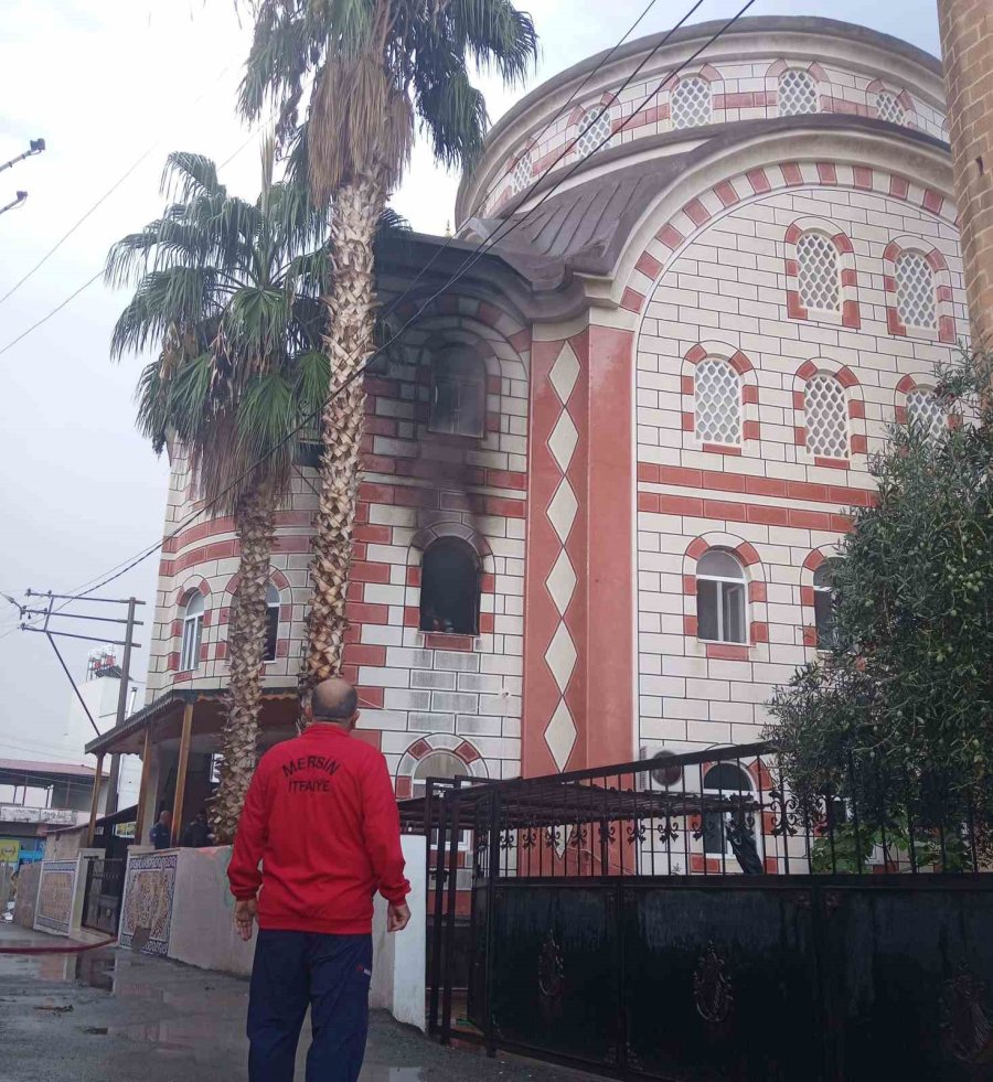 Mersin’de Yıldırım Düşen Camide Yangın Çıktı