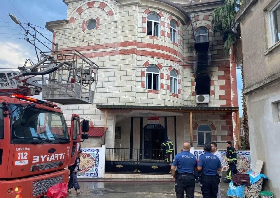 Mersin’de Yıldırım Düşen Camide Yangın Çıktı