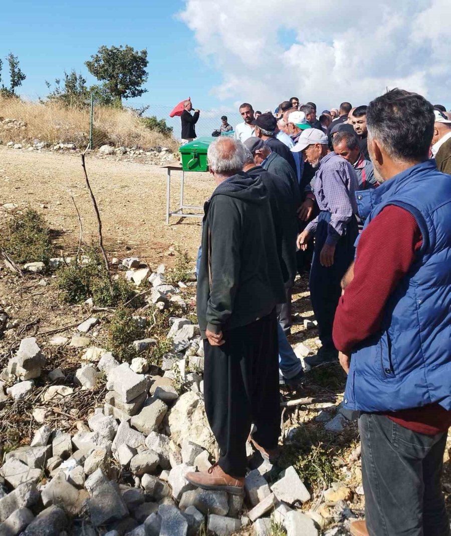 Mersin’de Öldürülen Baba İle Oğlu Ve Gelini Toprağa Verildi