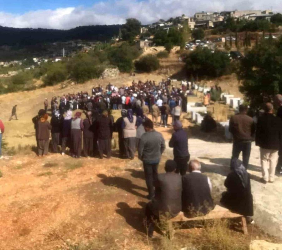 Mersin’de Öldürülen Baba İle Oğlu Ve Gelini Toprağa Verildi