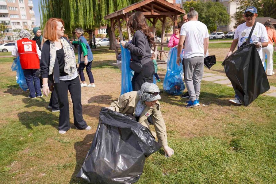 Doğaseverler, Dünya Temizlik Günü’nde Çöp Topladı