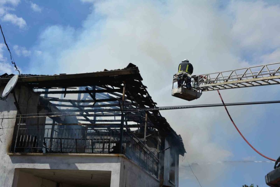 Antalya’da Çıkan Yangında Ev Küle Döndü