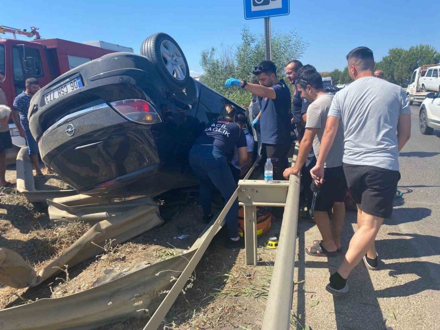 Takla Atan Araçta Sıkıştı, Telefonları Elinden Bırakmadı