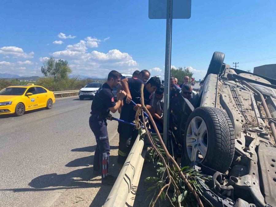 Takla Atan Araçta Sıkıştı, Telefonları Elinden Bırakmadı