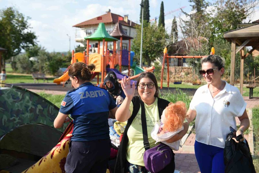 Başkan Kocagöz, Sokakta Kalan Anne Ve Kıza Sahip Çıktı