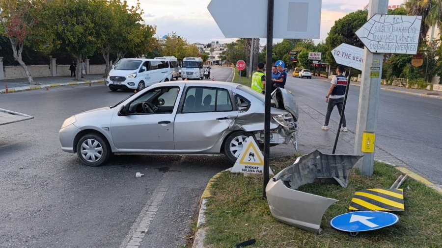 Antalya’da İki Otomobil Çarpıştı: 2 Yaralı