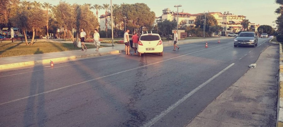 Antalya’da İki Otomobil Çarpıştı: 2 Yaralı