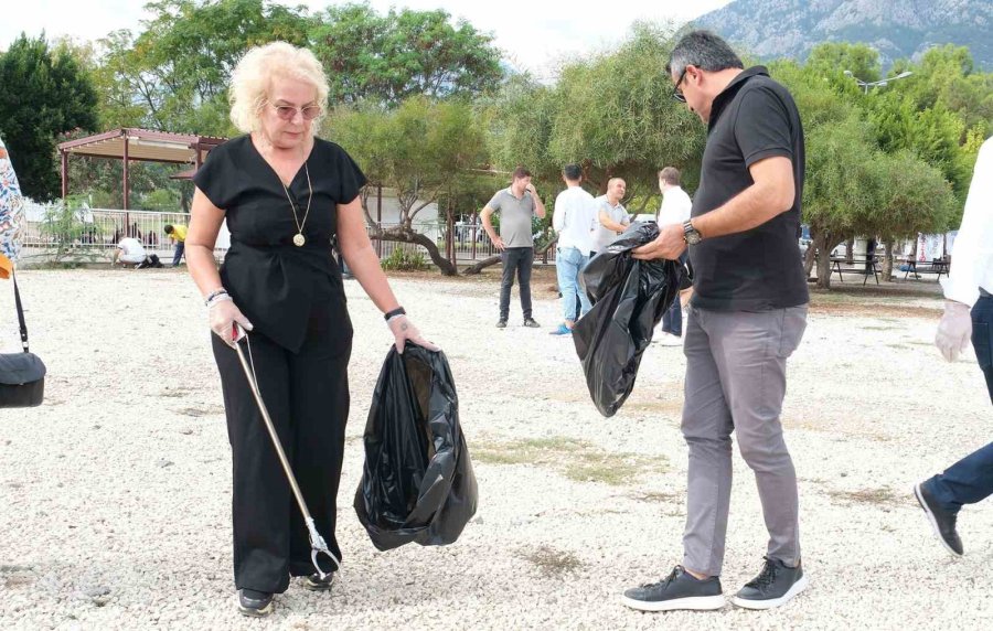 Kemer Belediyesinden Dünya Temizlik Günü Etkinliği