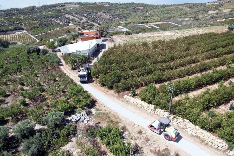 Akdeniz’in Kırsal Mahallelerinde Yollar Asfaltlanıyor