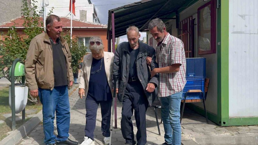 Küstüğü Baba Ocağına 47 Yıl Sonra Dönen Adamın Gözyaşları