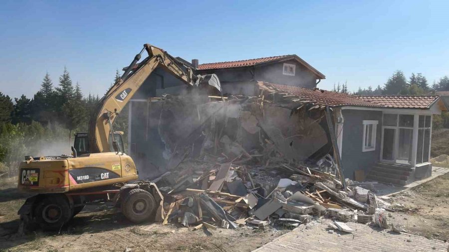 Odunpazarı’nda Kaçak Villalar Yıkılıyor